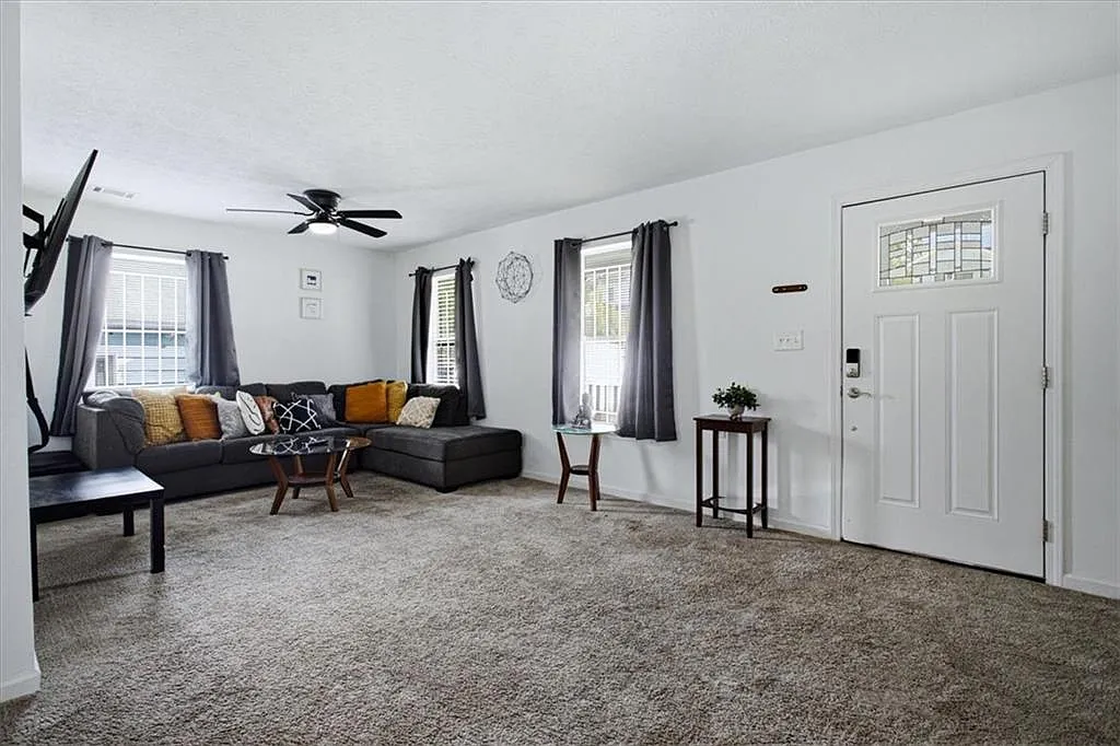 3 bed, 1.0 bath, 1144 sqft, $1,800 — Photo 4