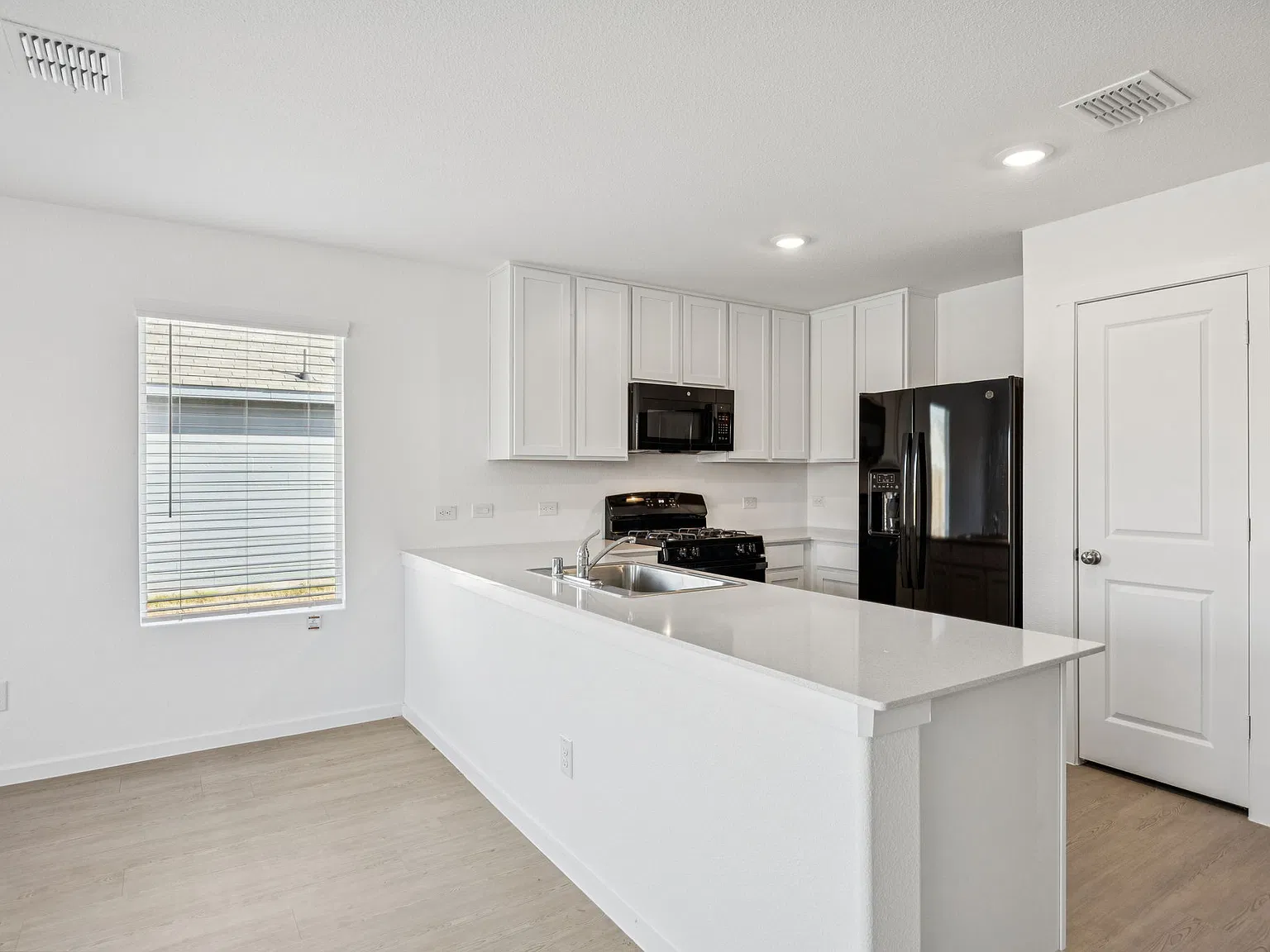 4 bed, 1707 sqft, $2,150 — Photo 3