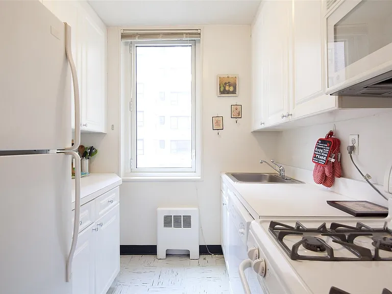 212 E 47th St #7B — Photo 4