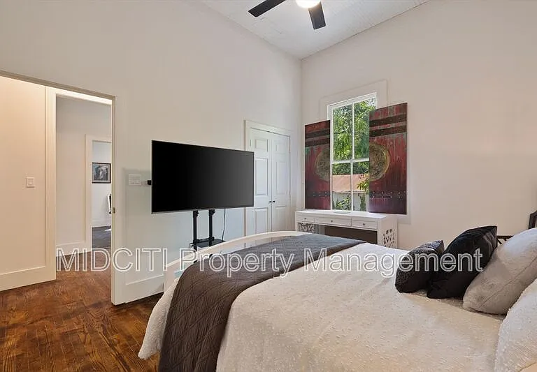 1017 W Hopkins St — Photo 23