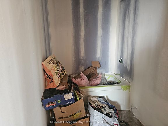 5th image of 540 Johnson St