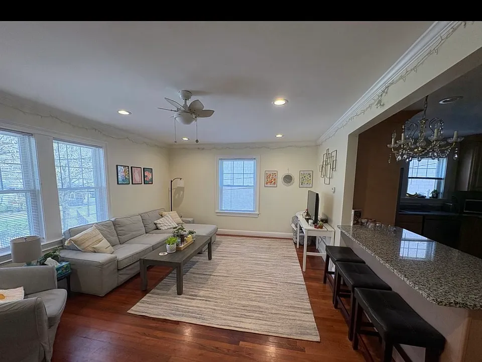15 Eliot Cres #2