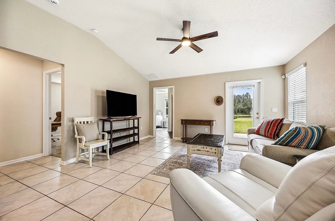 3 bed, 1219 sqft, $1,800 — Photo 3