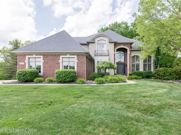 61161 Palomino Ct, South Lyon, MI 48178