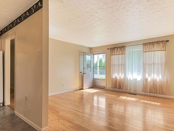 4th image of 421 Laurel Ct