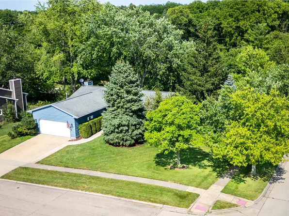 106 Wildflower Pl, Bloomington, IL 61704