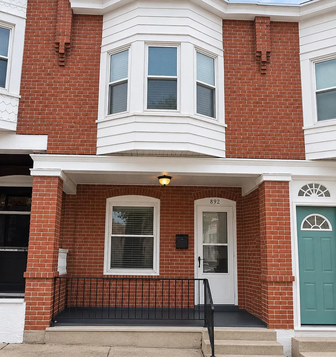 3 bed, 1.0 bath, 1072 sqft, $1,595 — Photo 1