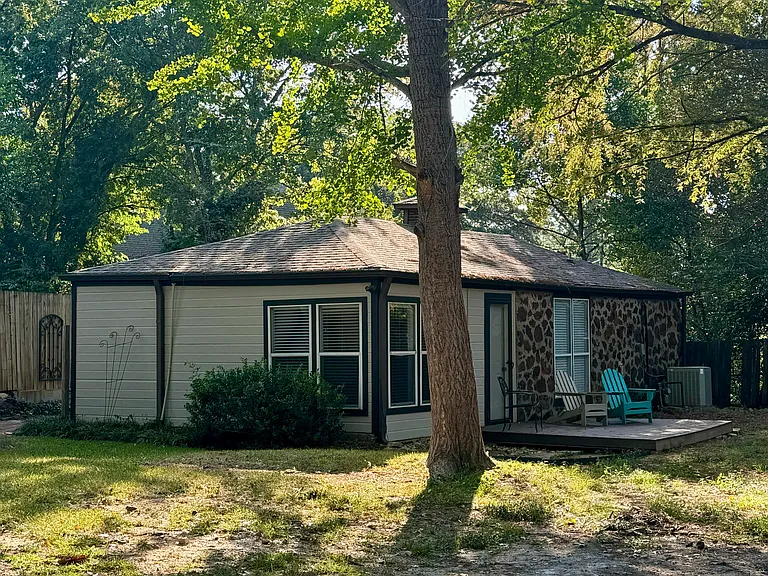 Bateman Ave — Photo 12