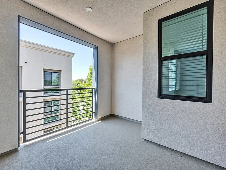 Downtown Ontario Luxury Apartments — Photo 5