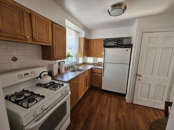 5th image of 6738 N Drake Ave