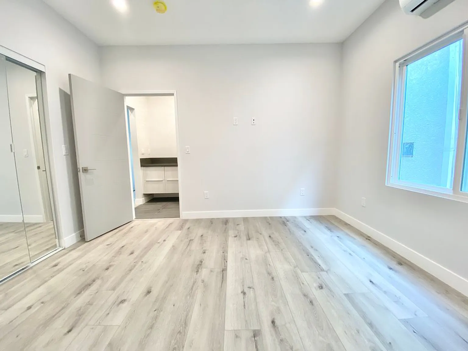 141 Swall Residences — Photo 3