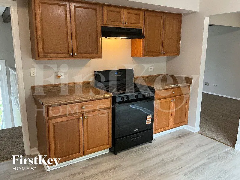 4 bed, 2.0 bath, 2500 sqft, $2,900 — Photo 3