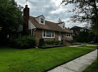 6 Highland Ter, Manhasset, NY 11030