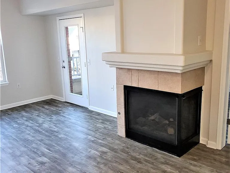 1747 N Pearl St #201 — Photo 11