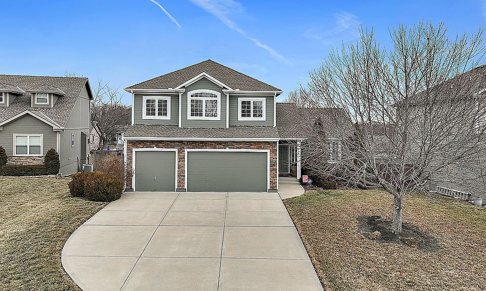 1st image of 1712 NE Nine Oaks Dr