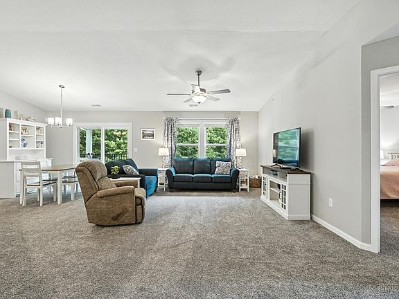 2nd image of 5882 Parkview Ln #304