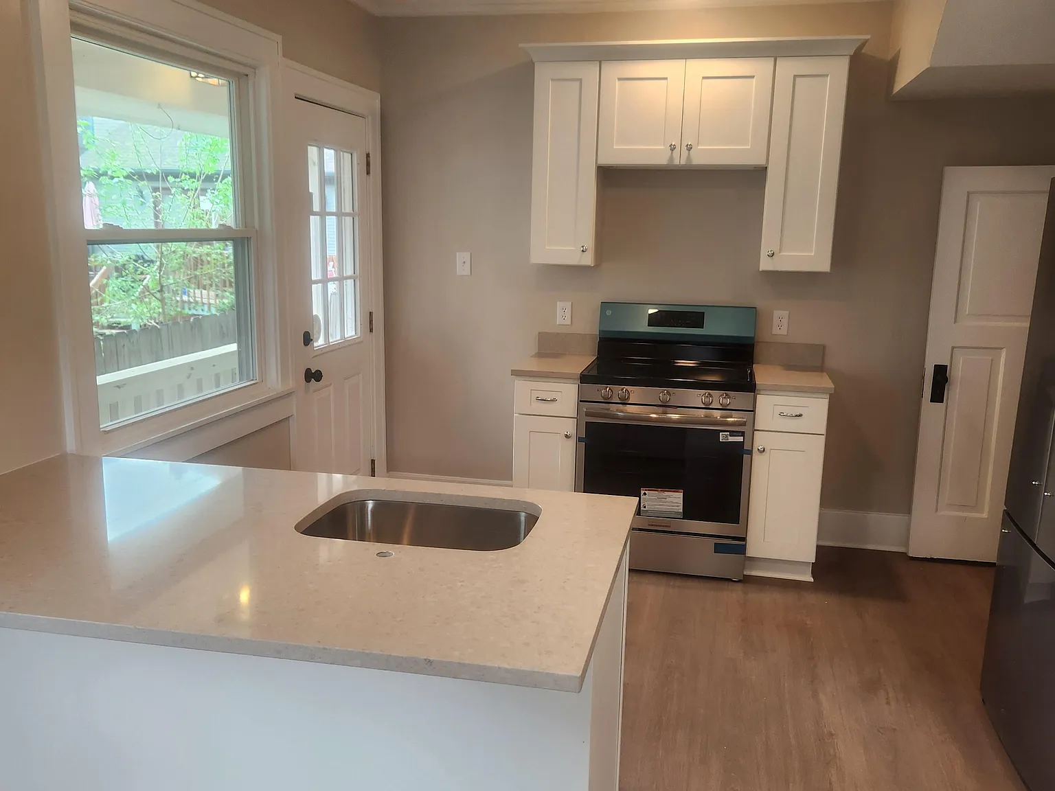 3 bed, 1.5 bath, 1560 sqft, $1,500 — Photo 2