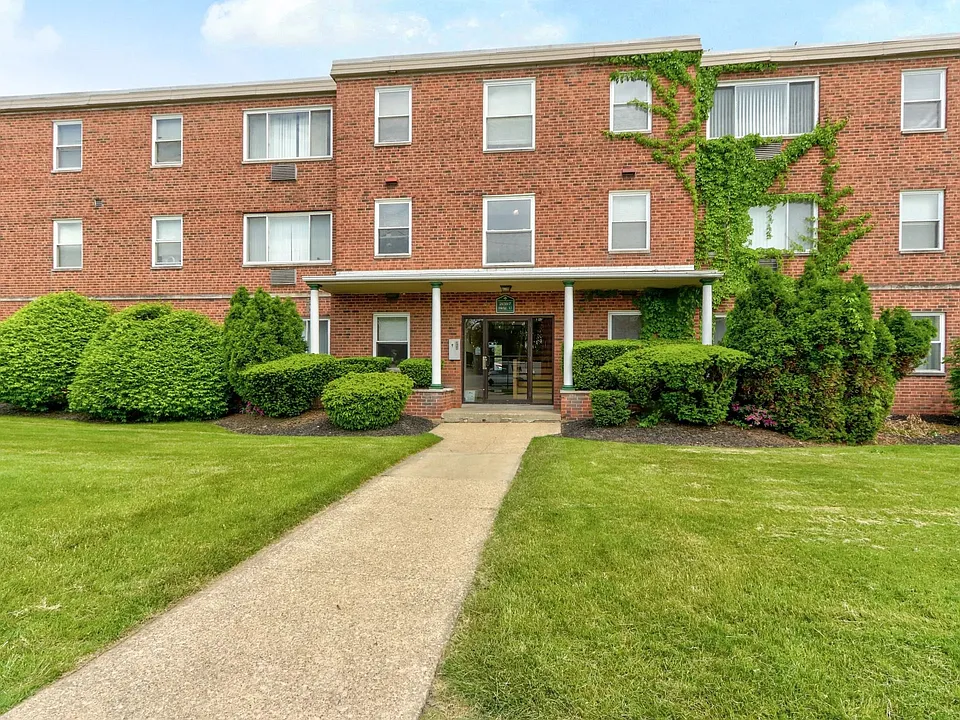 Ellacott Parkway Apartments