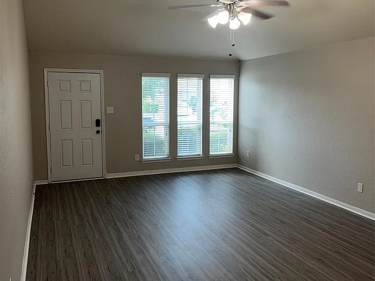2227 Sanders Brook Dr — Photo 4