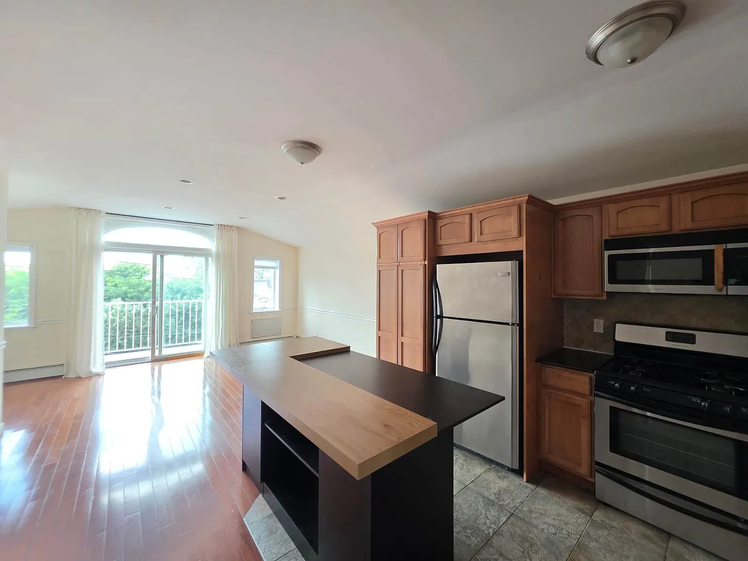 2 bed, 1.5 bath, 1000 sqft, $2,500 — Photo 3