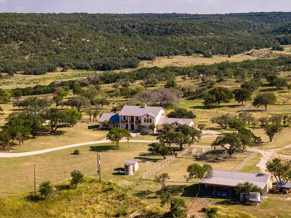 945 Elm Pass Rd, Center Pt, TX 78010