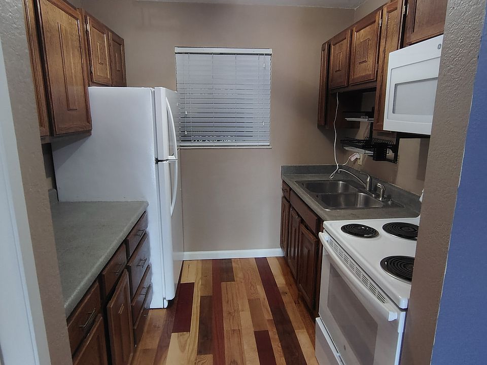 1st image of 3154 Lakeside Dr APT 302