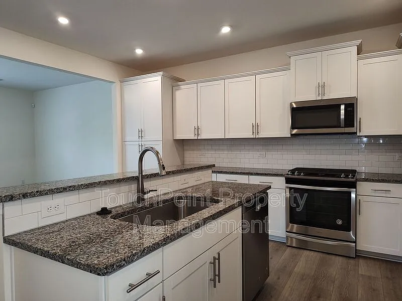 3 bed, 2.5 bath, 1573 sqft, $2,025 — Photo 3