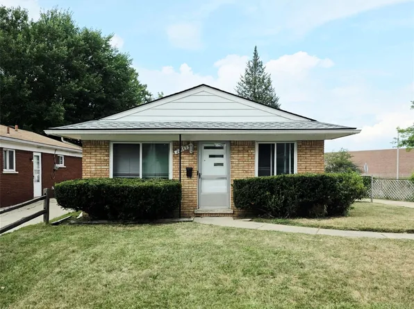 20663 Hollywood St, Harper Woods, MI 48225