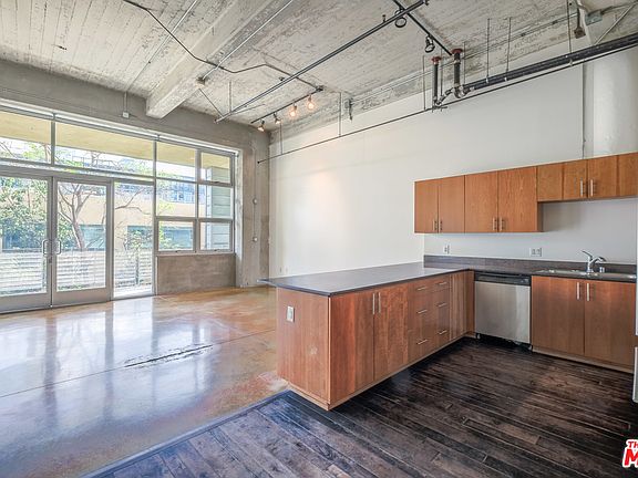 5th image of 1130 S Flower St APT 301