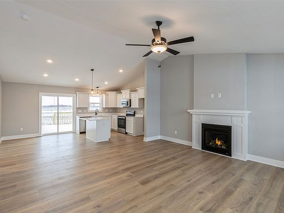 4th image of 709 NE Country Meadow Dr