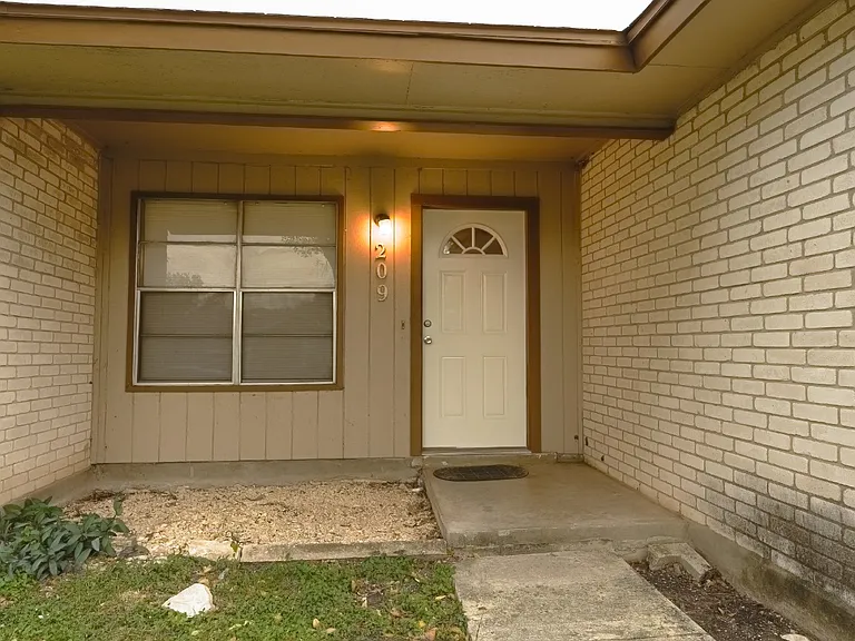 209 Royal Dr — Photo 3