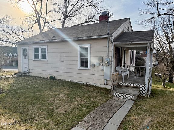 4th image of 624 Maple St