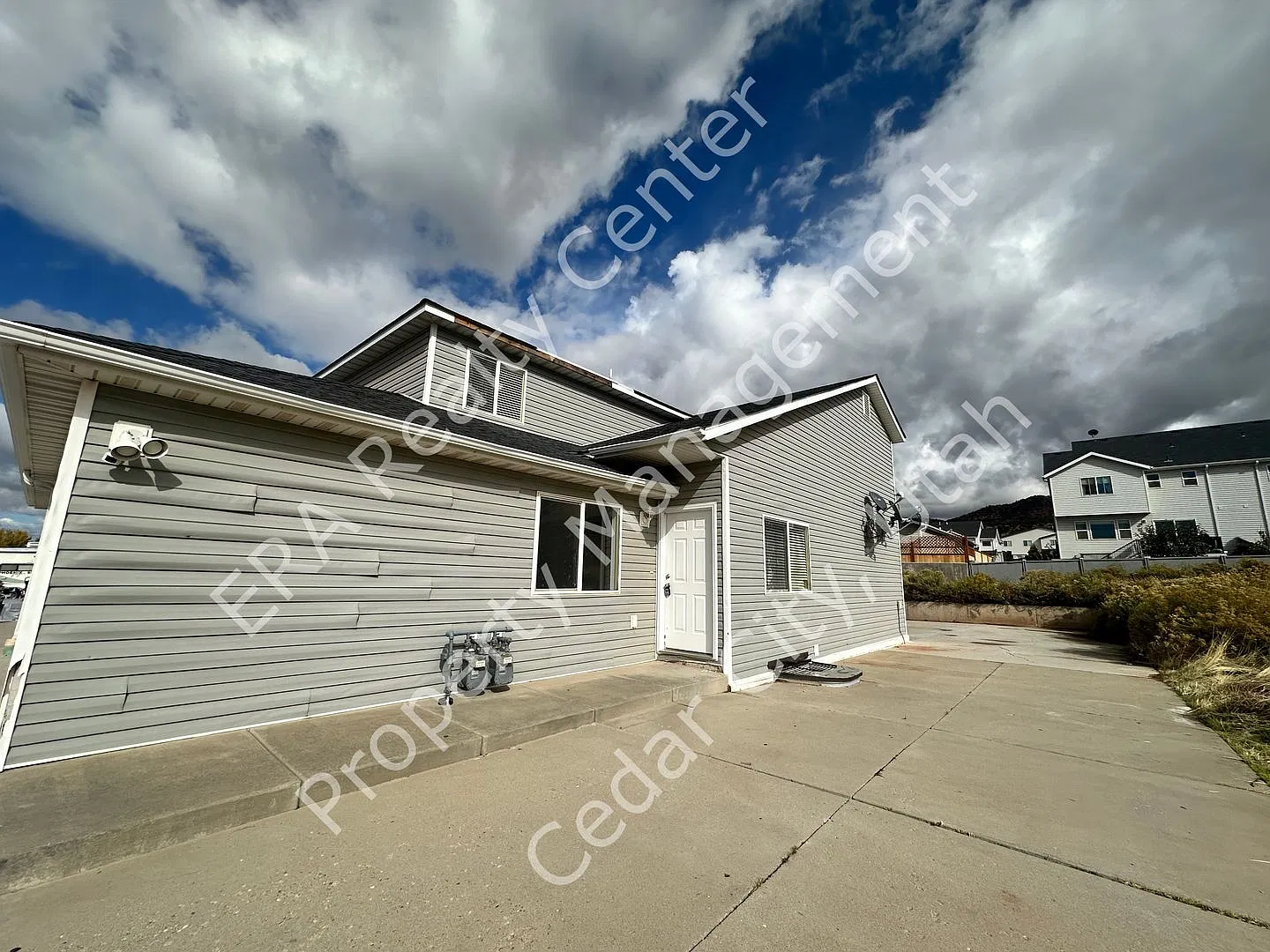 Move-in Discount!! 7 bedroom, 3 bathroom twin home — Photo 3