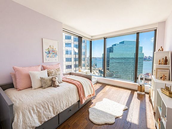 2nd image of 99 Hudson St #2800