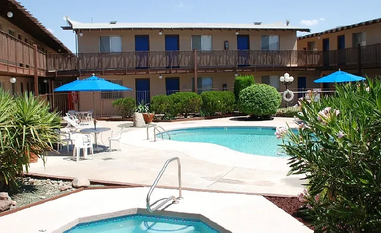 La Petite Chateau Apartments — Photo 3