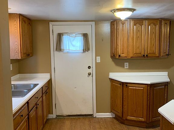 5th image of 1612 Chandler Ave