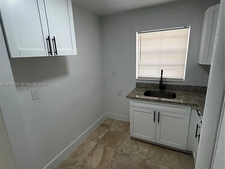 916 SW 10th St #1-3 — Photo 2