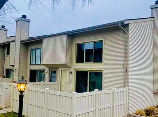 1021 Emerald Dr, Schaumburg, IL 60173
