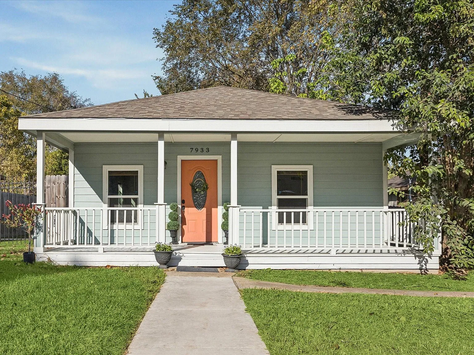 3 bed, 1.0 bath, 1264 sqft, $1,600 — Photo 1