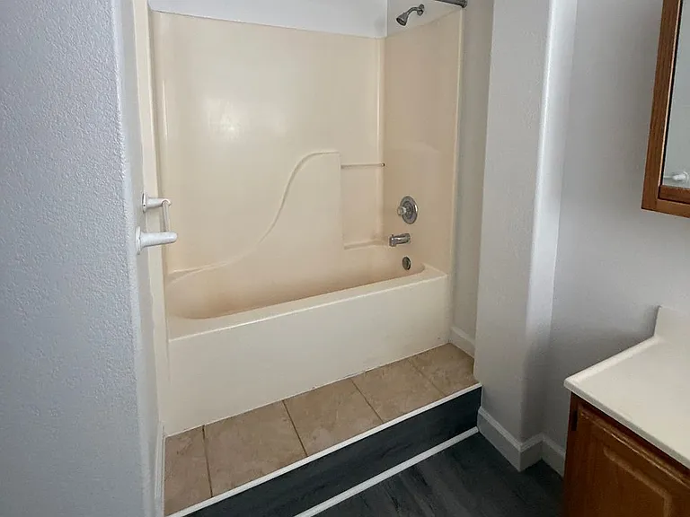 Elbow Dr W 228-230 — Photo 14