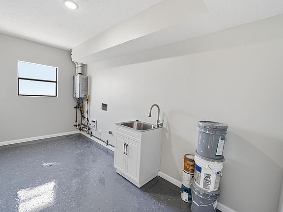 5th image of 911 Juniper St