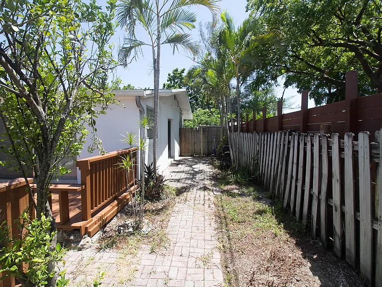 909 NE 12th Ave — Photo 8