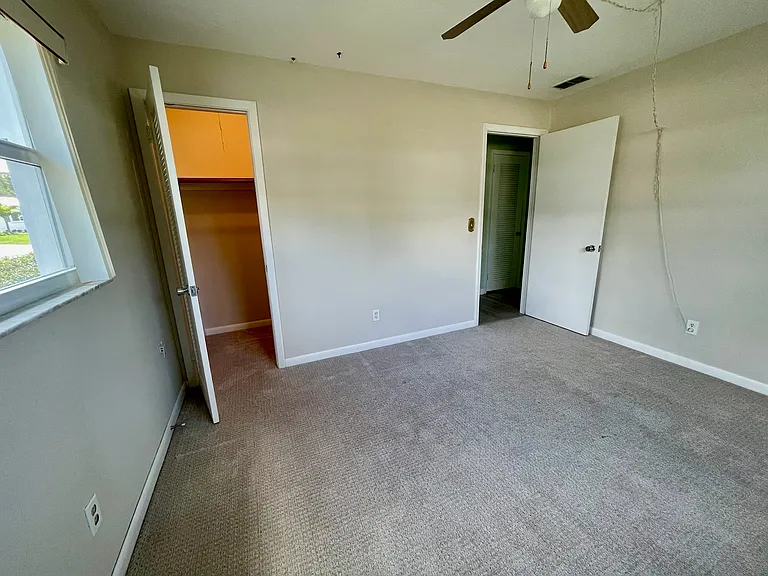 Guest bed w/ walk-in closet