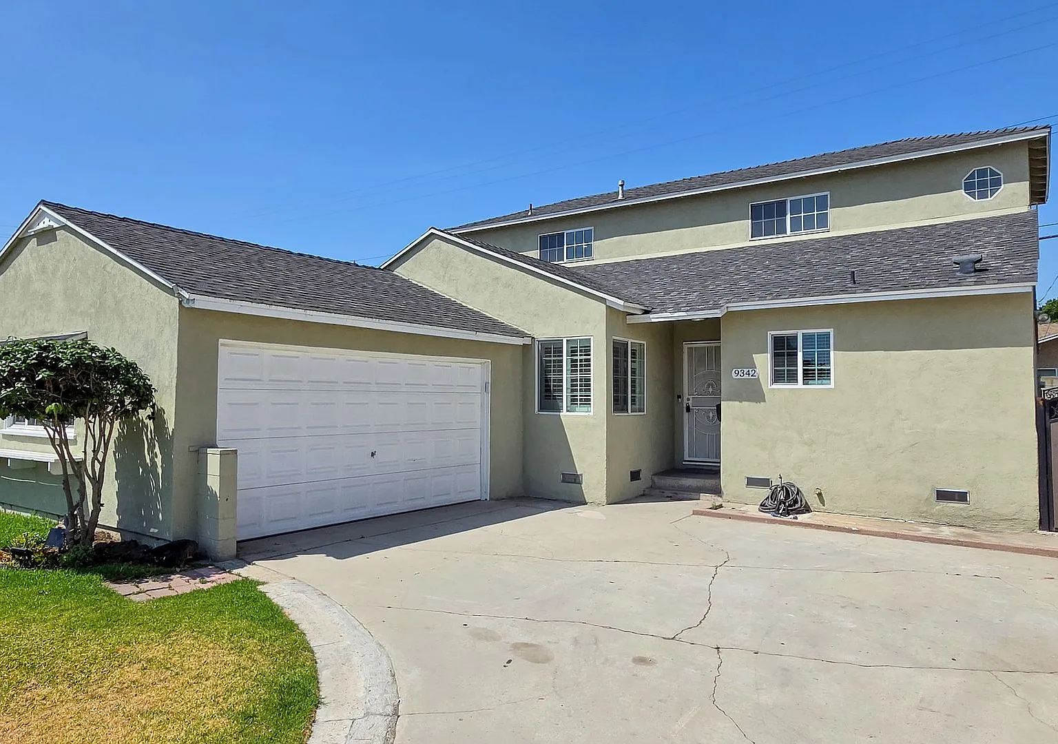 5 Bed 3 Bath House With Amazing Salt Water Pool! — Photo 1