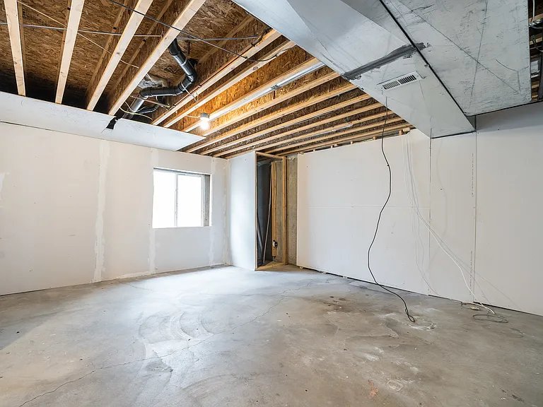 10049 Jasper St — Photo 17