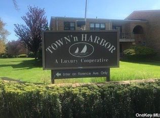 210 Westend Ave APT 8D, Freeport, NY 11520