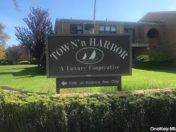 210 Westend Avenue #8D, Freeport, NY 11520