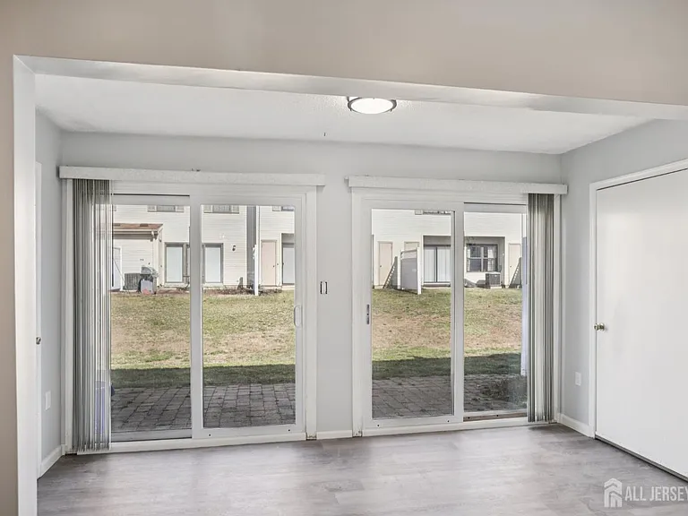204 Hampshire Ct — Photo 4