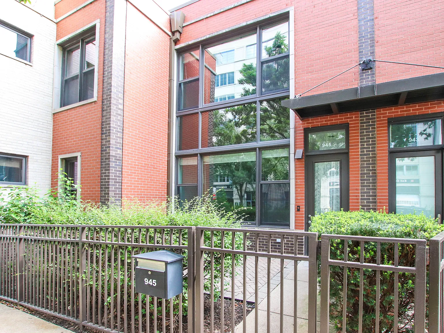 2 bed, 1400 sqft, $4,100 — Photo 2