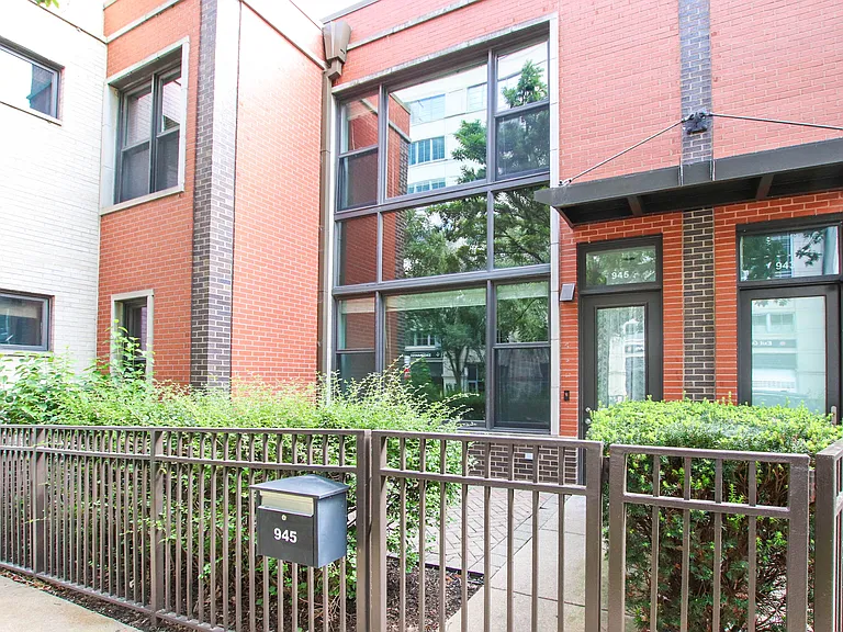 945 N Kingsbury St #119 — Photo 2